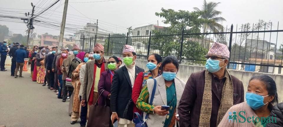 प्रदेश १ मा मतदानका लागि लाइनमा मतदाता। तस्बिर: राजु अधिकारी/सेतोपाटी।